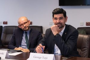 George Tuță i-a rupt afișul de pe Primărie lui Clotilde Armand și deschide Primăria pentru animale!