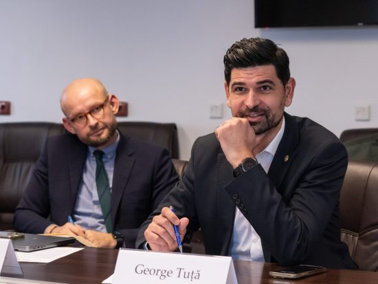 George Tuță i-a rupt afișul de pe Primărie lui Clotilde Armand și deschide Primăria pentru animale!